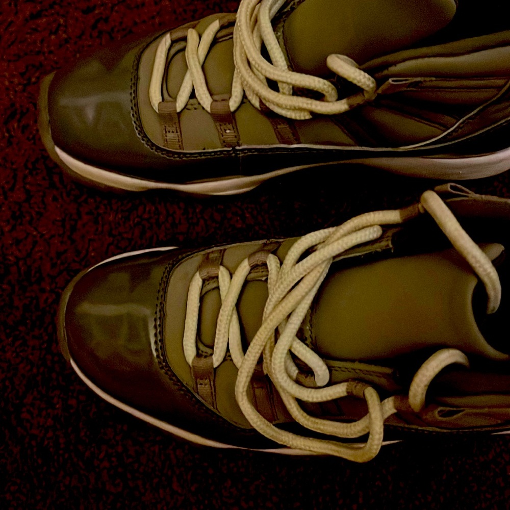 Brand new without box ,no scratches ,sole not worn down men’s size 6